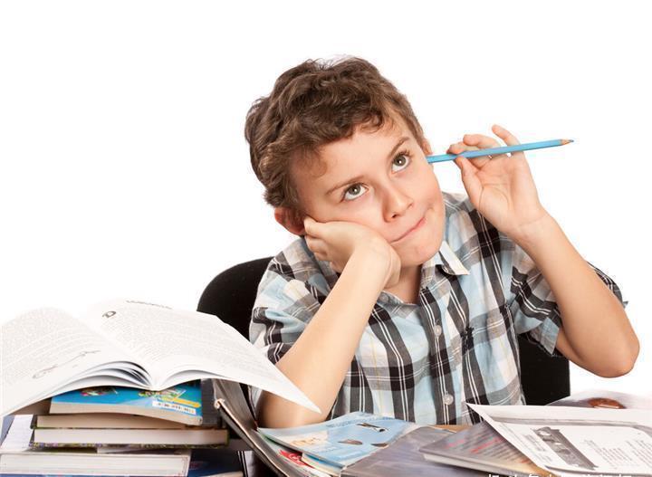 哥哥|2岁妹妹替哥哥上网课做作业,网友:一个敢写,一个敢交