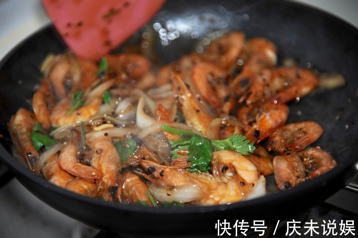大虾好吃的做法,加入黑胡椒炖煮入味,鲜美可口,好吃到舔手指