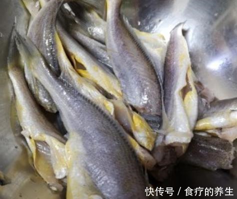 炸小黄鱼，只裹面糊就错了！多加这一料，外焦里嫩，连骨头都香酥