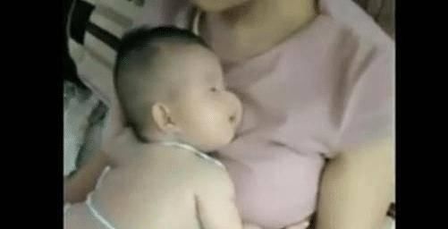 妈妈|实拍宝宝每次都要这样睡觉,妈妈一动也不敢动,母爱真是伟大