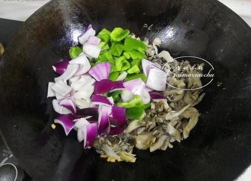 需要的食材，感觉吃饭可香了，往锅里一倒，保准你两天不吃就喊馋