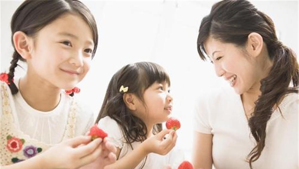 壮观|8个舅舅“独宠”一个小外甥女,回姥姥家场面太壮观,网友:羡慕