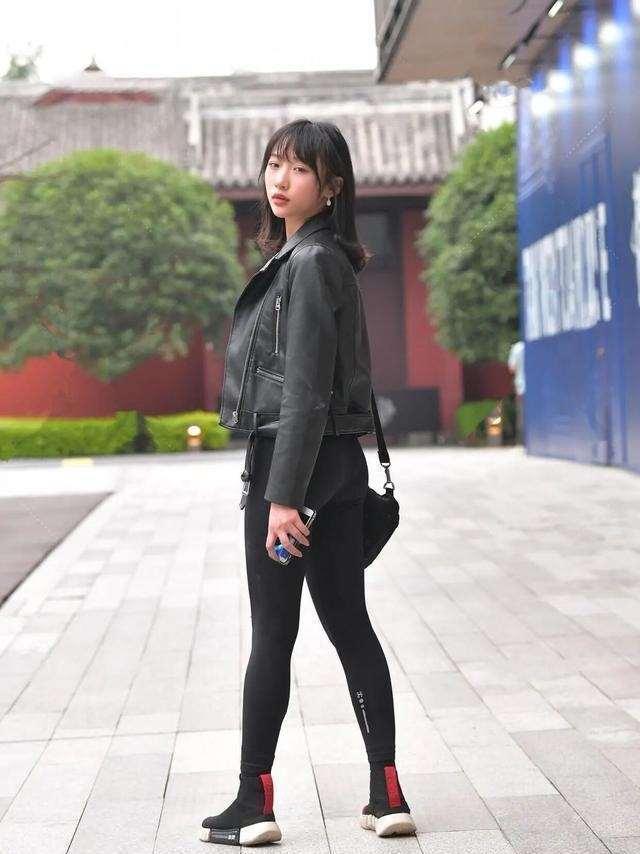 干净利落|黑色打底裤搭配小皮衣，干净利落的时尚搭配