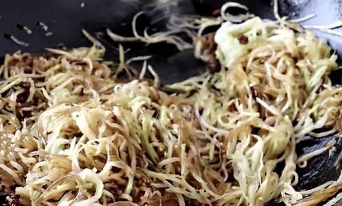 冬天,全家迷上这面食,隔三差五吃一回,皮薄馅多,比包子还好吃