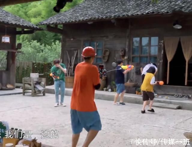 向往生活|《向往生活》名场面，极限男人帮聚头，张艺兴被水枪打得睁不开眼