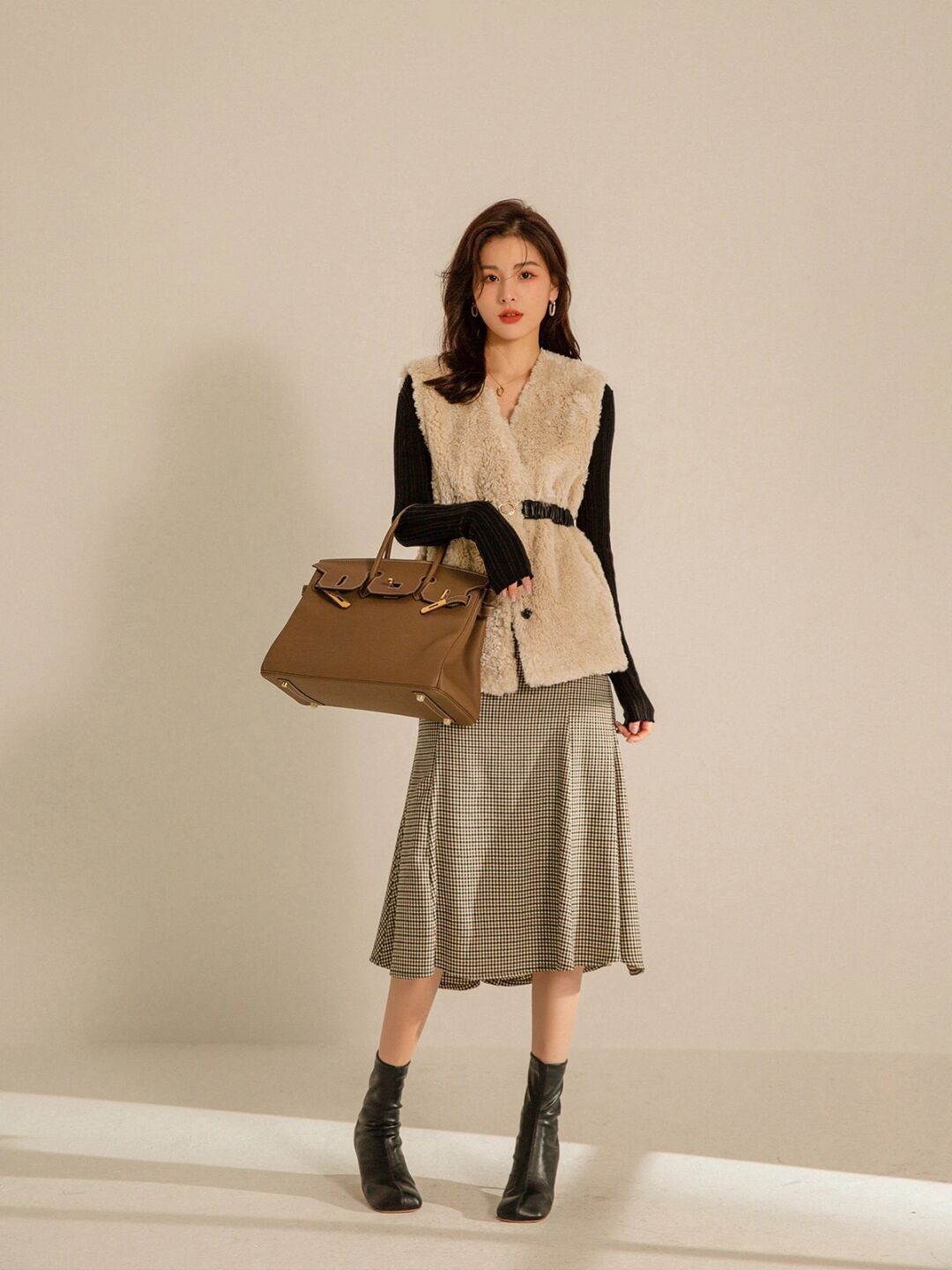 外套 羽绒服不流行了,今年更火的是“羊羔毛外套”,保暖舒适又百搭