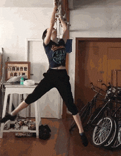 |搞笑GIF:姑娘 不行就别硬撑了 我看着都觉得尴尬