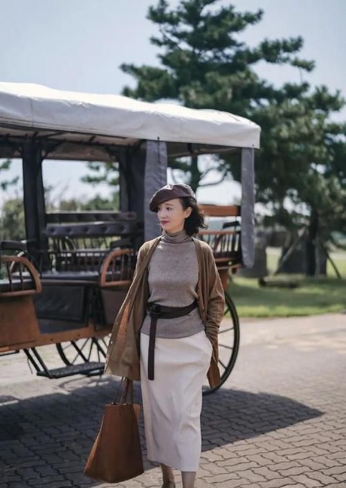 年过50的女人别总穿卫衣打底裤，显老！瞧三木妈妈穿搭，真优雅