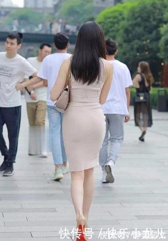风格 浅色包裙简单时尚风格百变,尽显女人味十足