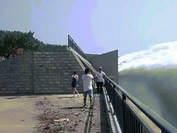 |搞笑GIF:据说刚化完妆的女生都是这样换衣服的