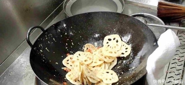 舍得|莲藕焯水就发黑?那就加点''它'',色泽白净让你不舍得下嘴