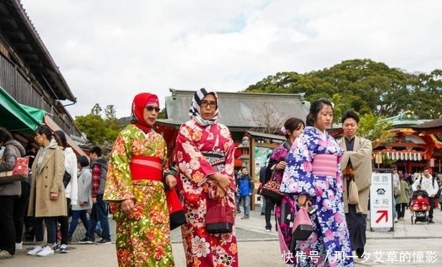 来到京都发现一条小街正在赶庙会，就来看看庙会上有些什么美食吧