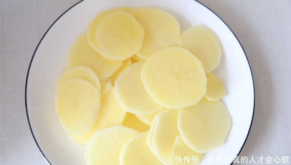 土豆|做好的土豆泥放入烤箱烤一烤,加入海苔碎,鲜美软糯又好吃