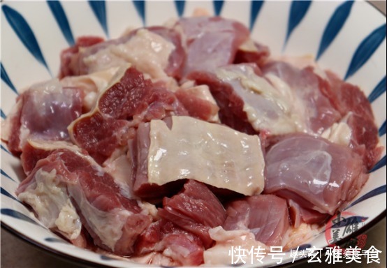 炖牛腩切记别直接焯水,看20年大厨的做法,肉质软烂,汤汁鲜美