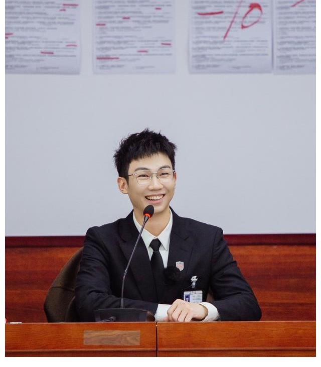 張智霖去菜市場買了陳小春的一只雞，這時雞生了一個蛋，蛋算誰的