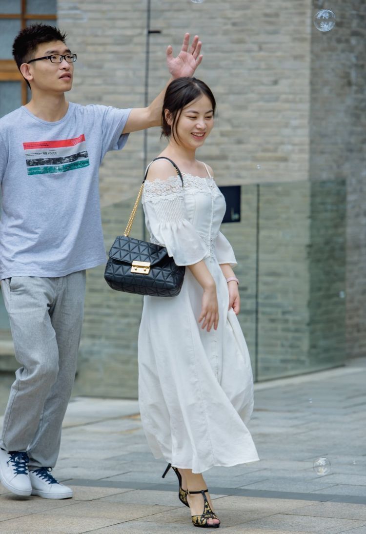 街拍:漂亮的裙装小姐姐,穿出了小仙女的气质,笑起来好美