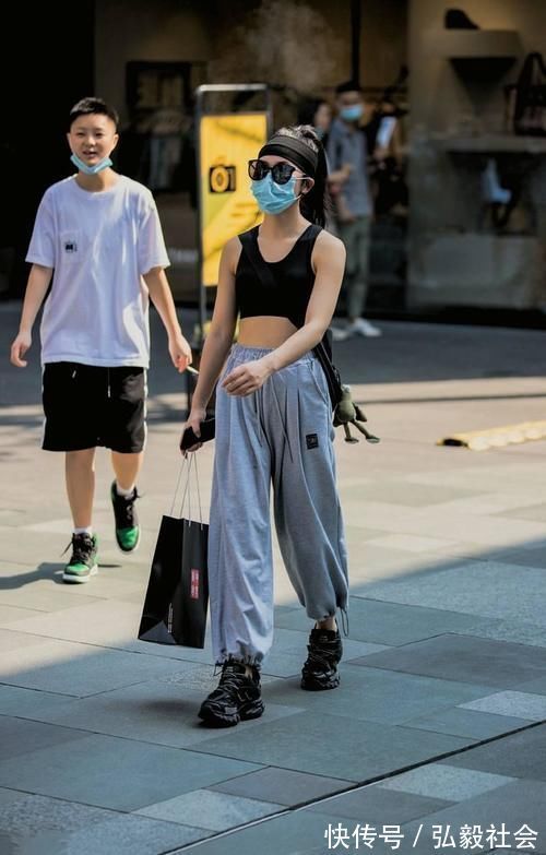 时尚 美女穿搭：牛仔裤的时尚搭配，沉稳气质最简单的方式，效果很不错!