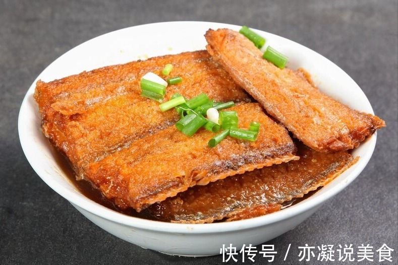 煎带鱼，用面粉还是淀粉大厨教你一招，口感香酥脆，好吃不油腻