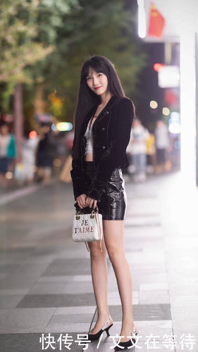 美女身穿一条黑色的漆皮裙,营造出很“高级”的质感