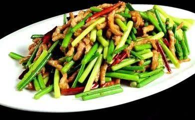 美食推荐：拌猪耳，香辣豆豉拌蛏肉，蒜苗炒肉，香煎鸡食的做