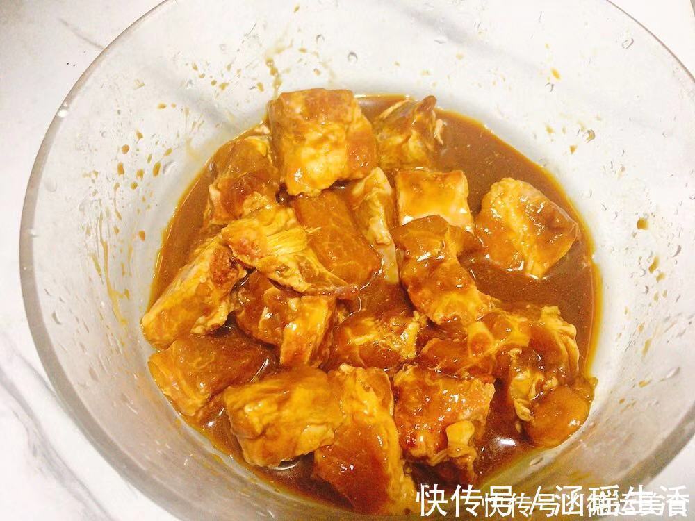 排骨新做法：不用油炒，步骤简单，做出来的排骨连汤汁都下饭！