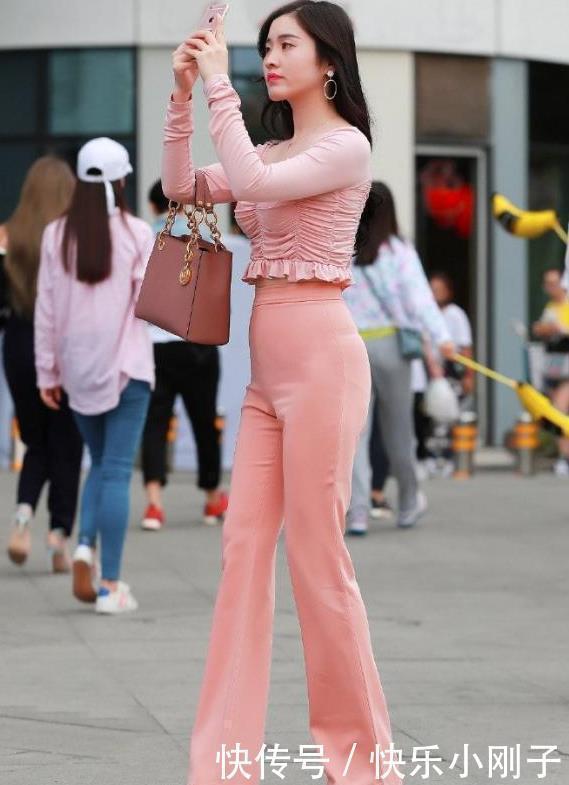 少女感 茫茫人海一眼就发现了这位美女,非常自信的气质美女,是我喜欢的