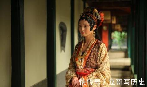 平儿|王熙凤与贾琏合欢，为什么平儿也在房内服侍，你看看她是什么身份