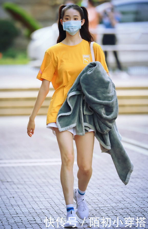 用来|女士都嫌弃的白袜,张艺凡用来搭配“下衣失踪”后:这腿长得要命