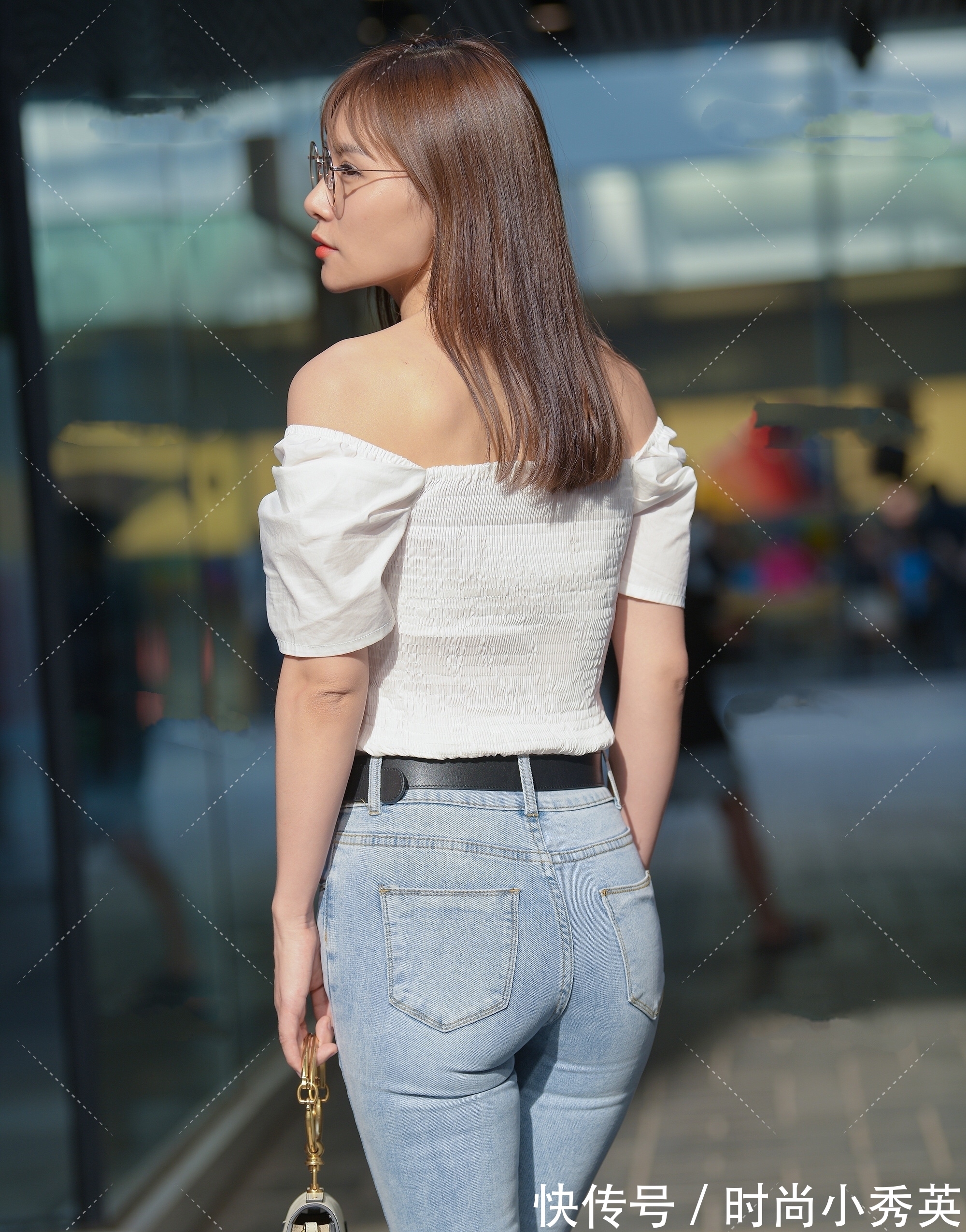 时髦精 一字肩上衣凸显气质,搭配牛仔裤,精致端庄还显瘦,秒变时髦精