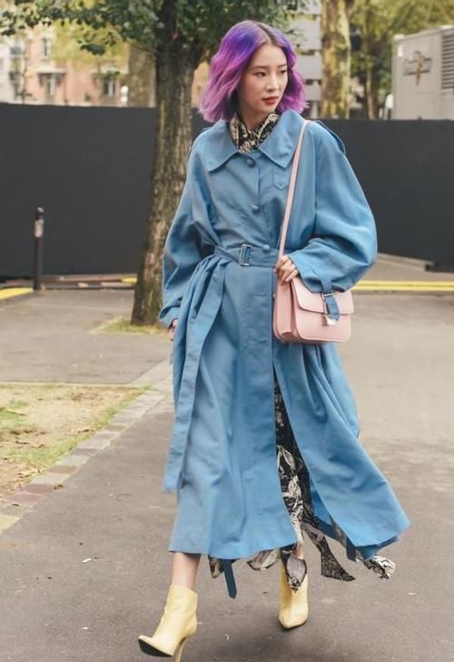 春天风衣里面穿什么才时尚？推荐这3种“内搭”，减龄百搭又耐看