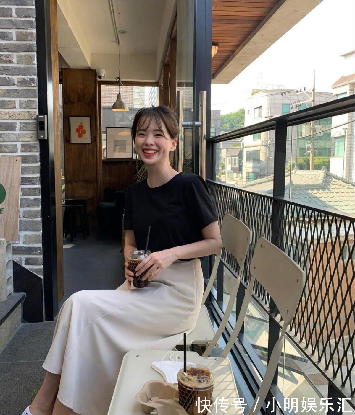 p今年流行的“米色半身裙”，搭配这几款上衣，气质高级不说还显瘦