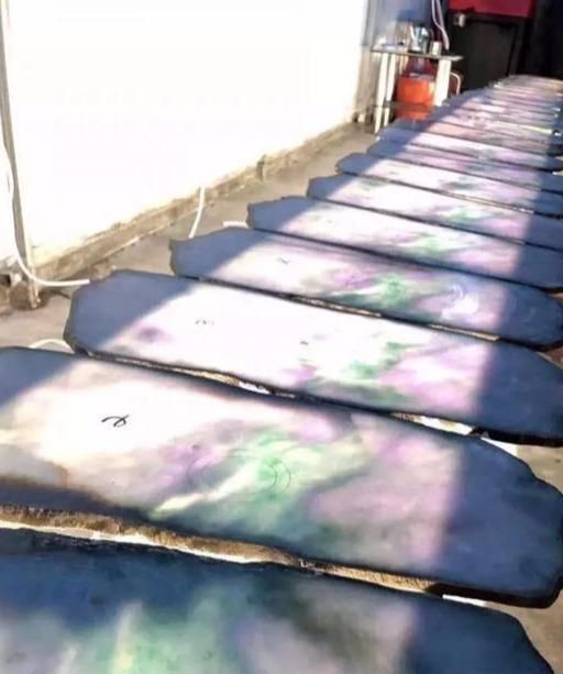  翡翠|117公斤巨型原石，足足切出28片春带彩翡翠，放眼望去