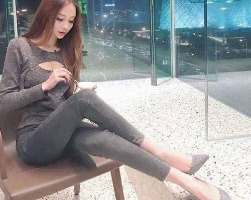 性感|小仙女穿紧身牛仔裤,凸凹曲线身材,性感十足!