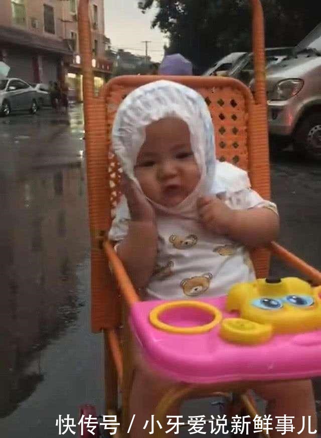 宝妈带宝宝出门突然下起雨，宝妈急中生智的做法，让人忍不住想笑