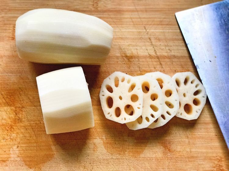 家里来客人就用这道菜来招待，外酥里嫩入口脆爽，做法也很简单