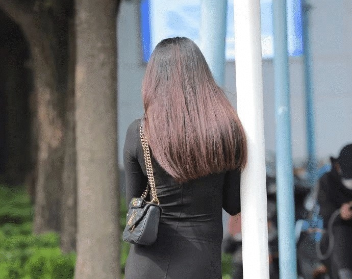 狂风|街拍这种天气狂风太大了吧,建议换紧身裤穿更合适吧