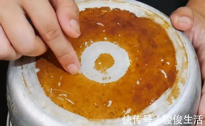 不管电饭锅内胆多黄多脏，教你一招，顽固污垢一擦就掉，省时省力