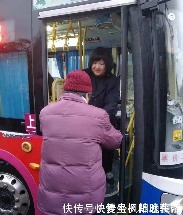 聪聪|老人嫌7岁儿子让座慢,将书包扔在地上,宝爸的处理方式硬气!