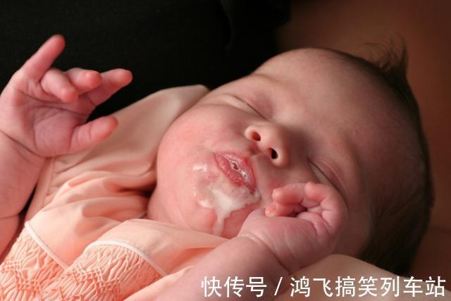 新生儿|新生儿吐奶,新手妈妈别只会拍背了,父母学会5个妙招更实用