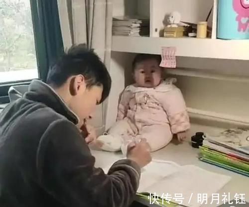 跑跑跑|哥哥写作业遇到难题，便把妹妹拎来做“吉祥物”，妹妹：我太难了