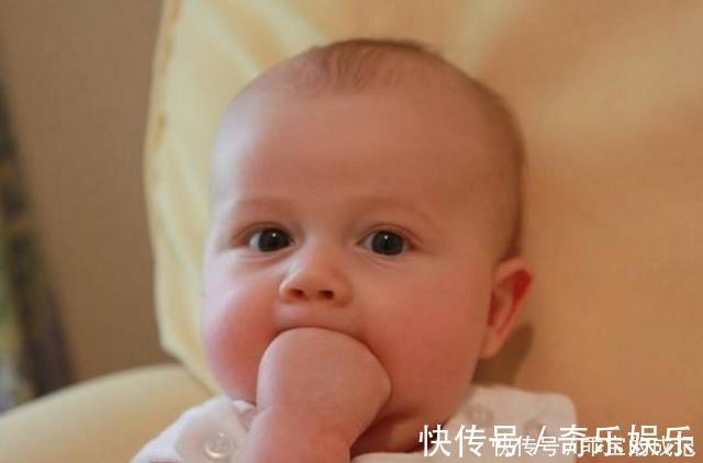 宝妈|宝宝嘴里有个洞?原来是“贴纸”惹的祸,五种物品婴幼儿要远离