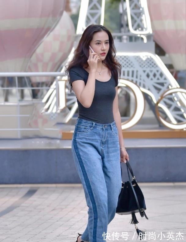 时尚 黑色修身短袖搭配宽松牛仔裤,时尚大方,气质迷人