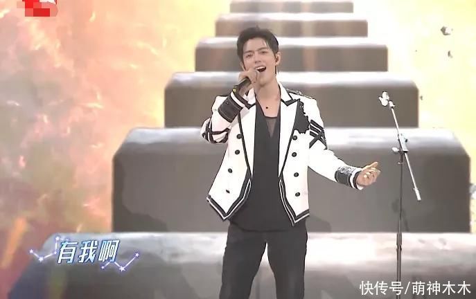 肖战连登三台春晚节目，跟黑豹乐队大玩摇滚炸街，五套造型换不停