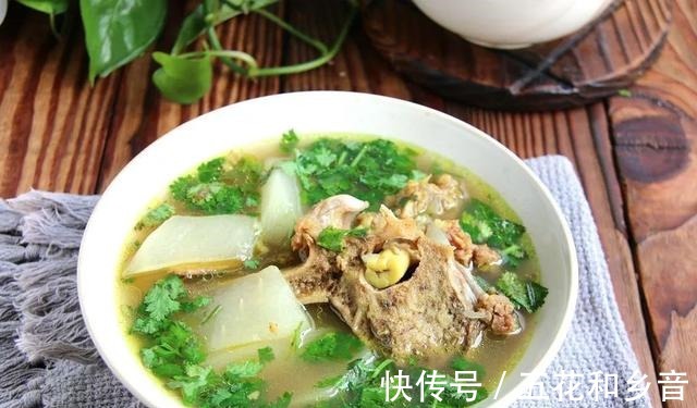 鲜美|想不想和我一起做白萝卜牛脊骨汤,不仅味道鲜美,更是营养丰富!