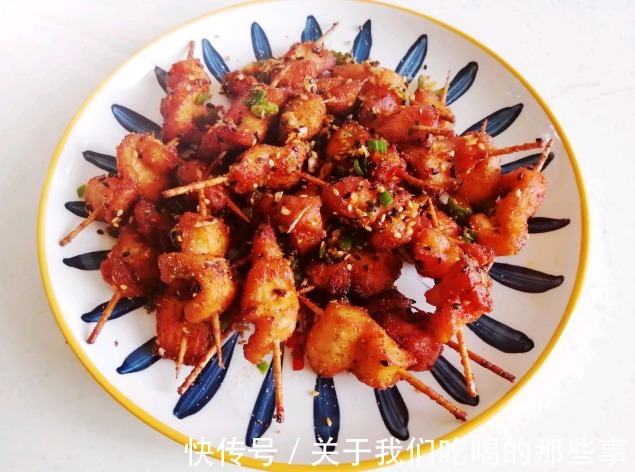 可口|鸡胸肉只会炸鸡排？学会这个做法，酥香可口，比烧烤好吃，真解馋
