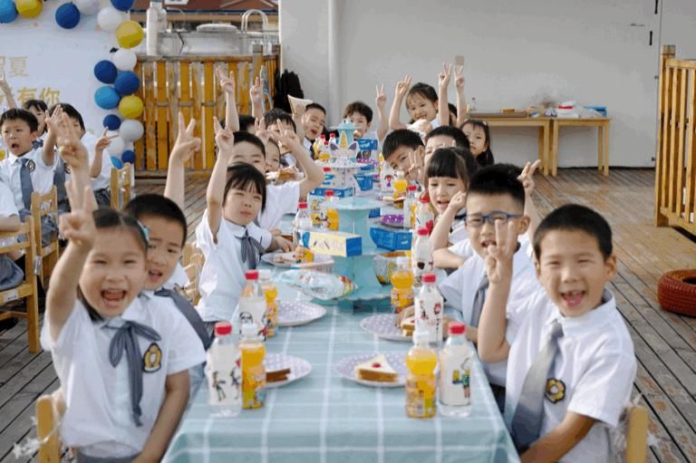 创意|恰同学少年！沪16区幼儿园、中小学创意毕业照来了