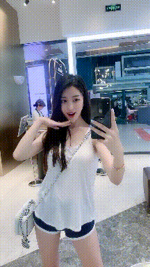 |搞笑GIF：不同年龄女人走路的区别