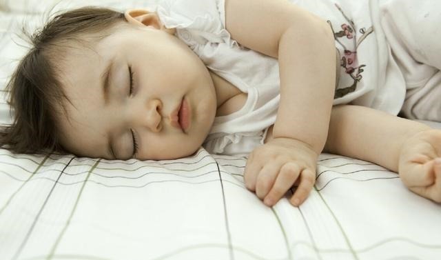 养育|宝宝睡觉不老实,满床打滚扭来扭去是为何?说明你的养育存在问题