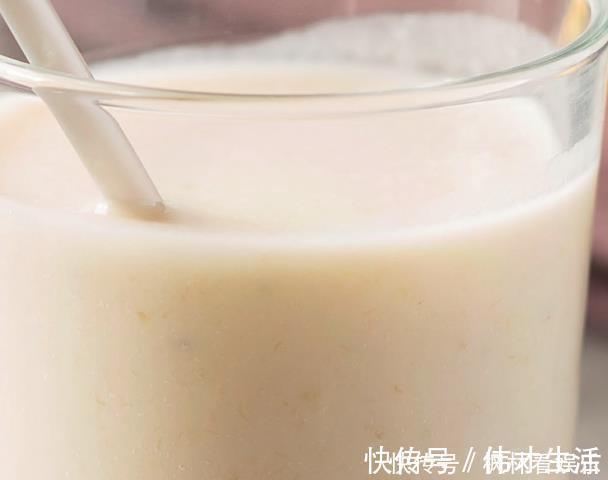 这两种食材打成果汁，不加糖也能又香又甜，特别适合晚餐喝