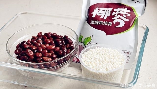  一杯糯米一碗红豆，蒸熟加搅拌，即成又香又软的糯米糕，再不用买